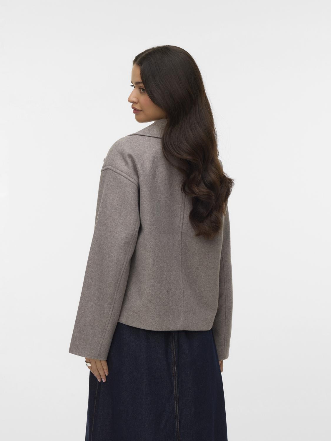 model_shot-back